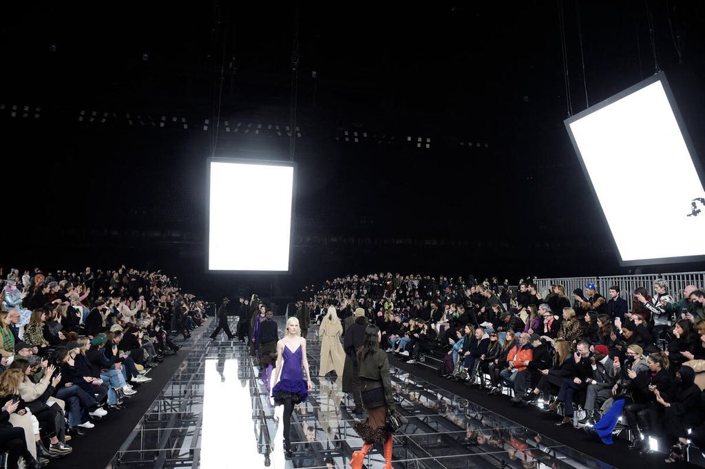 Peragaan busana dari rumah mode Givenchy untuk koleksi musim gugur/dingin 2022-2023 dalam Paris Fashion Week di Paris, Perancis, 6 Maret 2022.