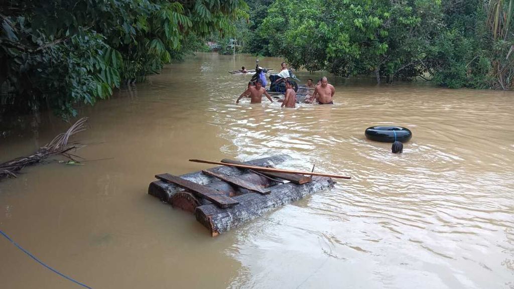 Ilustrasi. Warga membuat rakit untuk bisa menyeberang banjir di Barito Utara, Kalimantan Tengah, Senin (13/5/2024). Banjir melanda 32 desa dan kelurahan di 18 kecamatan di 3 kabupaten di Kalteng.