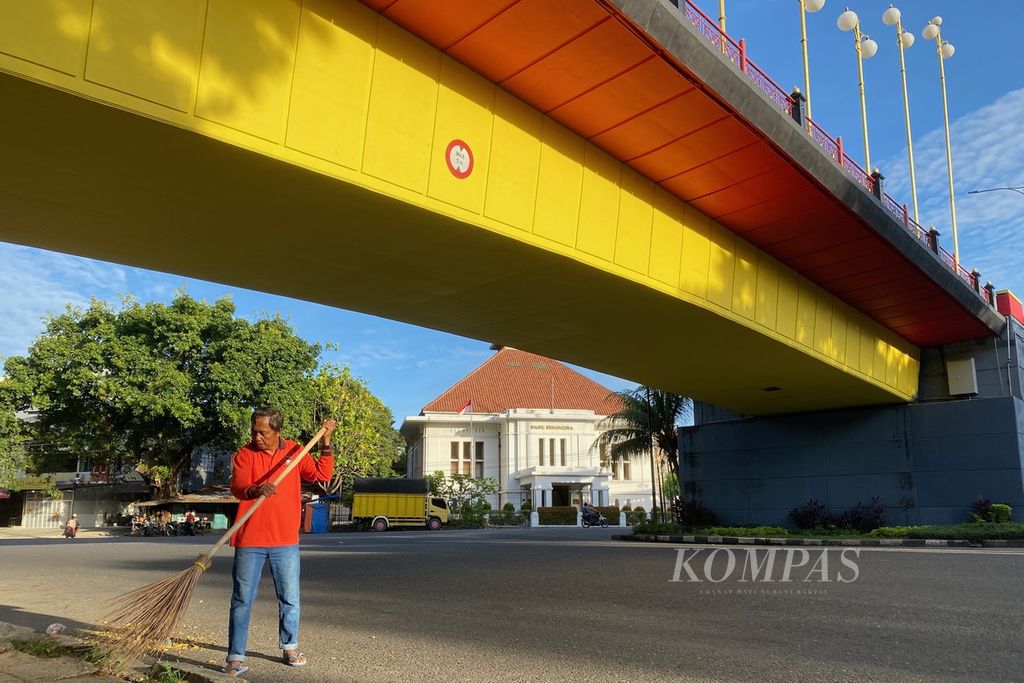 Petugas kebersihan membersihkan sampah di bawah Jembatan Siti Nurbaya di kawasan Kota Tua Padang, Kota Padang, Sumatera Barat, Jumat (16/6/2023).
