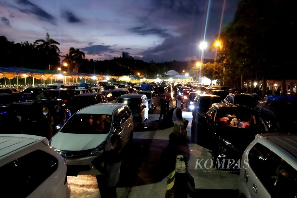Kendaraan roda empat menunggu kedatangan kapal di dermaga 1 Pelabuhan Bakauheni, Lampung, Jumat (6/5/2022). Meski sudah terlihat ada peningkatan jumlah kendaraan dan penumpang, tidak terjadi kepadatan lalu lintas dan antrean panjang di dermaga.