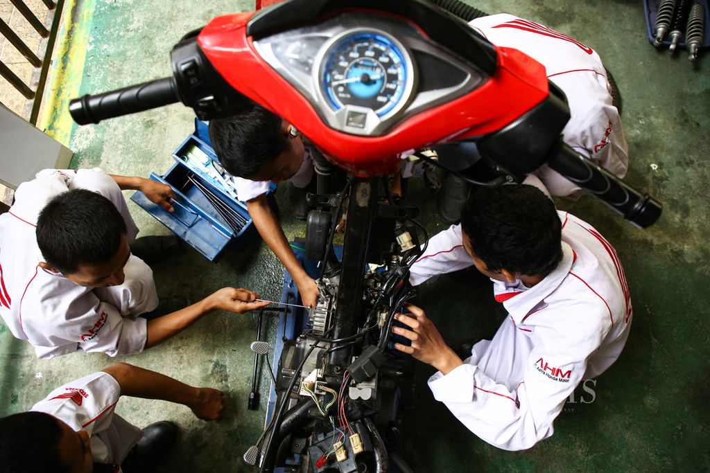 Siswa kelas 12 mengikuti pra-uji kompetensi keahlian, teknik, dan bisnis sepeda motor di SMK Negeri 2 Tangerang Selatan, Banten, beberapa waktu lalu. 