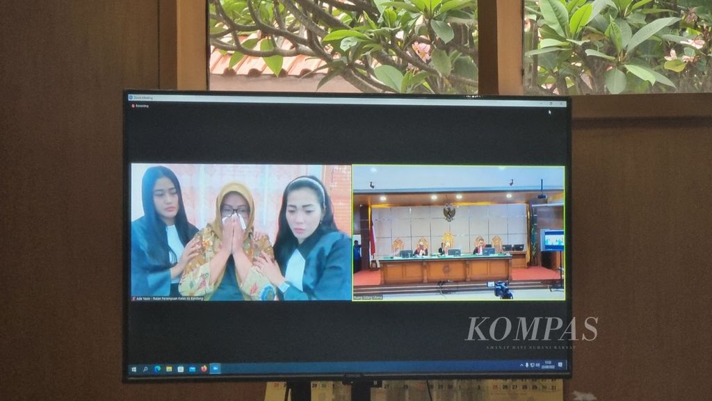 Bupati Bogor nonakti Ade Yasin (kerudung kuning) didampingi tim kuasa hukumnya mendengar putusan Pengadilan Tindak Pidana Korupsi (Tipikor) Bandung, Jawa Barat, Jumat (23/9/2022). Ade menyaksikan putusan secara daring dari Rumah Tahanan Perempuan Kelas IIA Bandung.