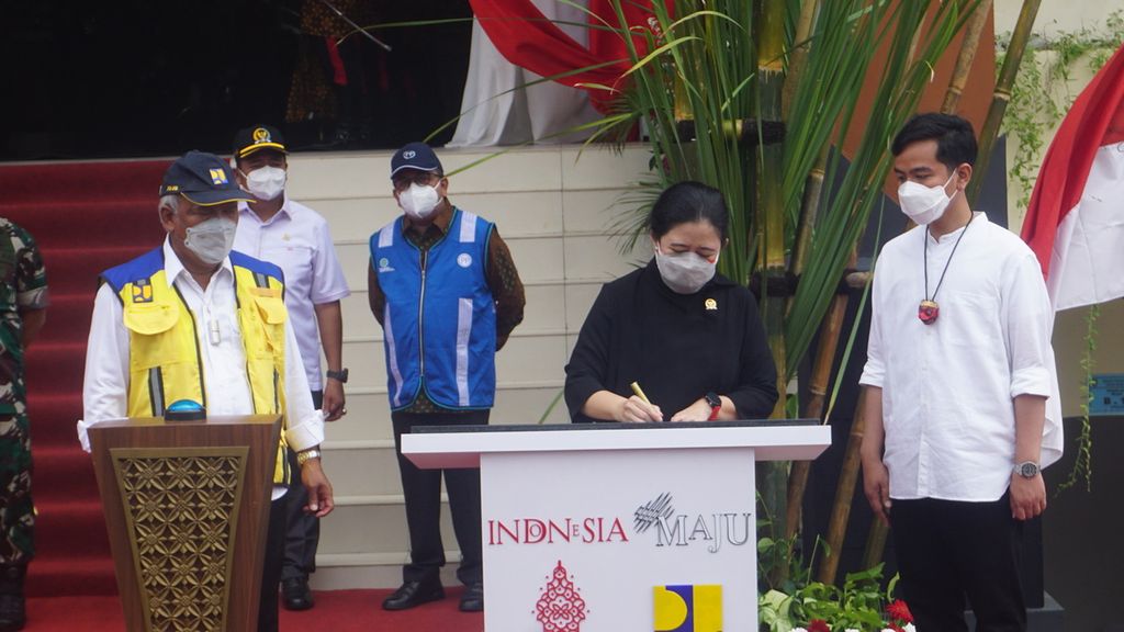 Ketua DPR Puan Maharni (tengah) menandatangani prasasti peresmian Pasar Legi di Kota Surakarta, Jawa Tengah, Kamis (20/1/2022). Pasar dibangun kembali akibat kebakaran pada 2018.