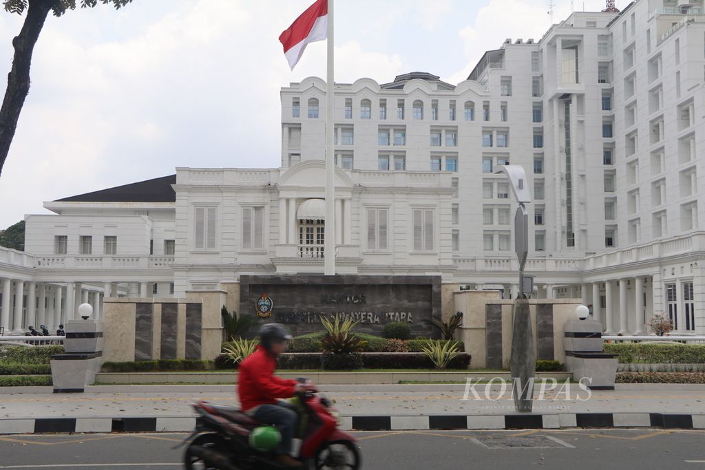 Warga melintas di depan Kantor Gubernur Sumatera Utara, Medan, Kamis (13/4/2023). Di usia yang memasuki 75 tahun, Sumut terus bertumbuh dalam perekonomiannya dengan produk domestik regional bruto mencapai Rp 955 triliun. 