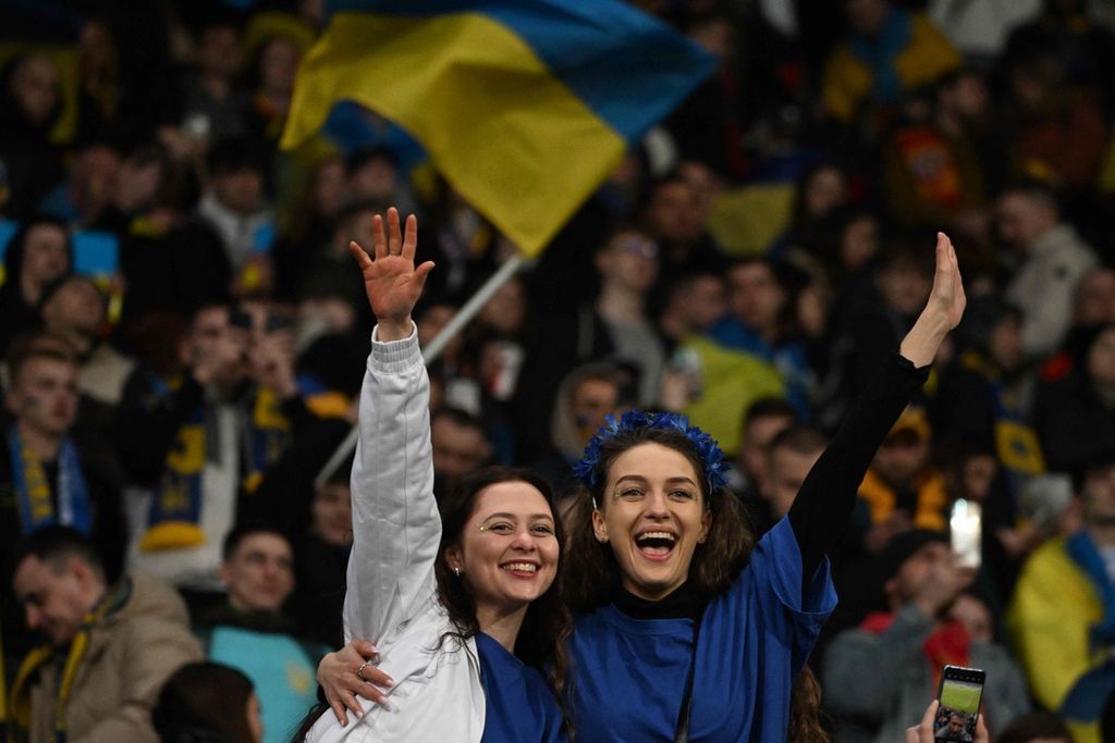 Suporter Ukraina merayakan keberhasilan timnya seusai pertandingan final <i>play-off</i> kualifikasi Piala Eropa antara Ukraina dan Eslandia di Stadion Wroclaw, Polandia, Rabu (27/3/2024). Ukraina menang 2-1 dan lolos ke putaran final Piala Eropa 2024. 