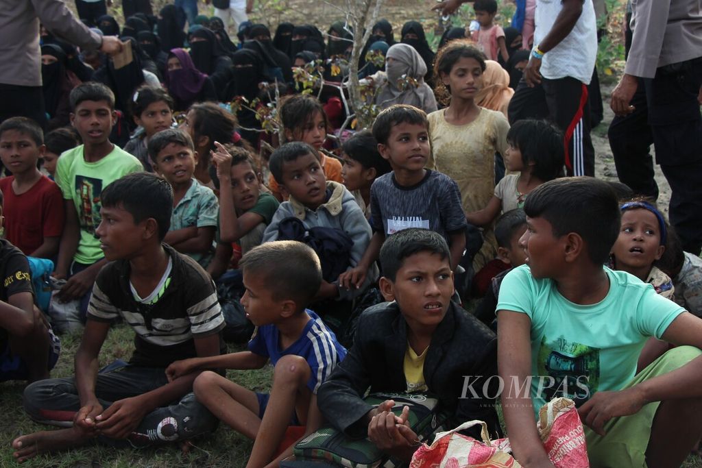 Pengungsi etnis Rohingya yang berlayar dari Bangladesh pada Minggu (8/1/2023) terdampar di Pantai Kuala Gigeng, Desa Lam Nga, Kecamatan Baitussalam, Kabupaten Aceh Besar, Aceh. Jumlah pengungsi yang terdampar sebanyak 184  orang. Gelombang pengungsi Rohingya kian deras mengalir ke Indonesia.