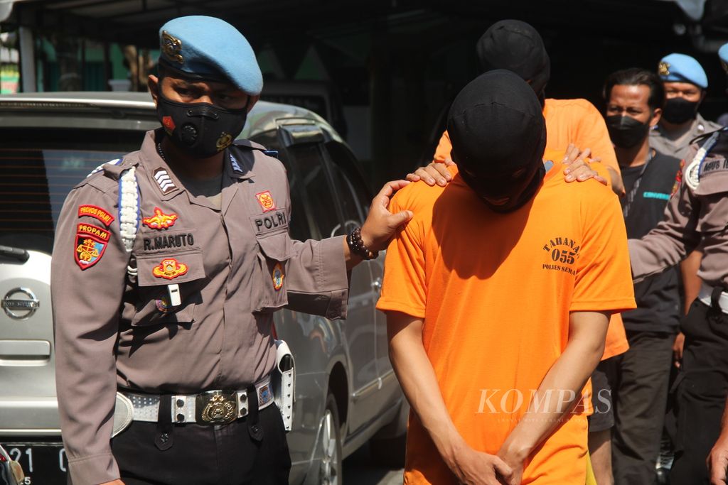 Polisi menggiring sejumlah tersangka terkait keributan suporter sepak bola, Selasa (26/7/2022), di Markas Kepolisian Resor Sleman, Daerah Istimewa Yogyakarta. 