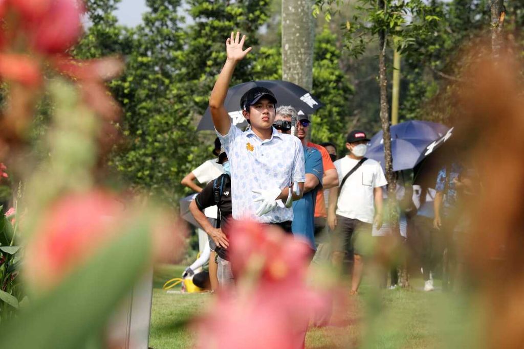Pegolf Thailand Atiruj Winaicharoenchai memimpin klasemen sementara pada hari ketiga turnamen golf Mandiri Indonesia Open 2022 di Pondok Indah Golf Course, Jakarta, Sabtu (6/8/2022). Winaicharoenchai mencatat skor 14 di bawah par.