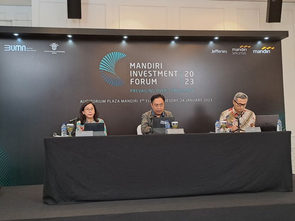 Direktur Treasury & International Banking Bank Mandiri Panji Irawan (tengah) bersama Direktur Capital Market Mandiri Sekuritas Silva Halim (kiri) dan Chief Economist Bank Mandiri Andry Asmoro (kanan) dalam jumpa pers Mandiri Investment Forum (MIF) 2023, Jakarta, Selasa (24/1/2023).