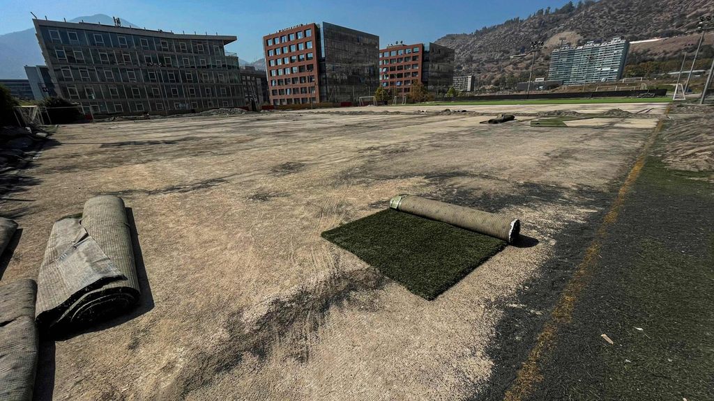Pemandangan lapangan sepak bola yang rumputnya telah diganti dengan rumput sintetis di Huechuraba, Santiago, Chile, 13 April 2022. 