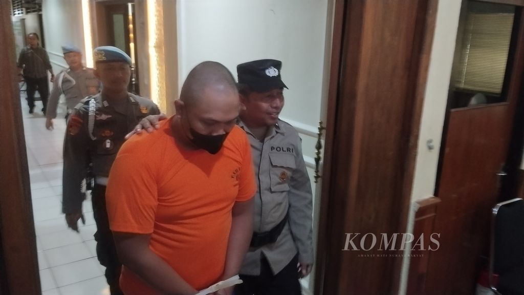 CR (baju tahanan oranye) digiring polisi ke ruangan jumpa pers di Kantor Polres Sleman, DI Yogyakarta, Jumat (2/2/2024). 
