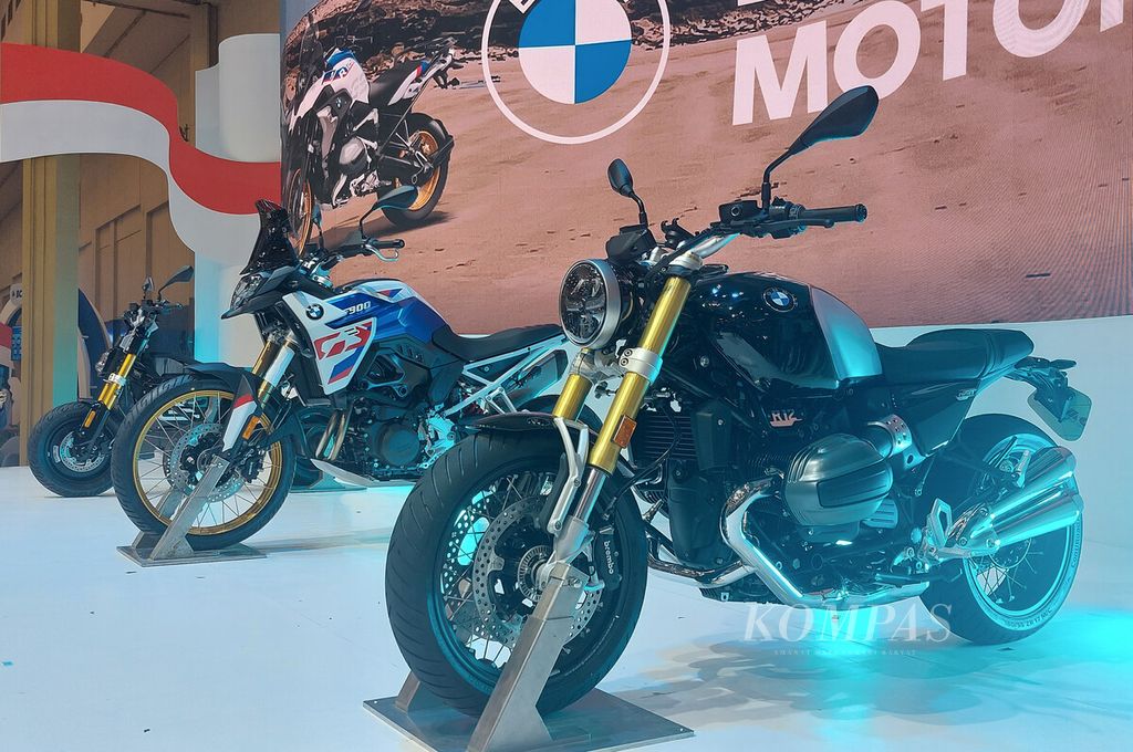 Tiga motor BMW terbaru, yaitu motor listrik BMW CE 02, F 900 GS, dan R12 nineT, di ajang BCA Expo di ICE BSD, Kabupaten Tangerang, Banten, Jumat (16/8/2024). 