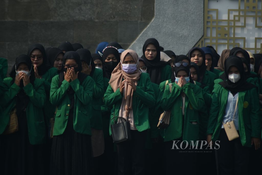 Sejumlah warga kembali displin menggunakan masker karena kabut asap akibat kebakaran hutan dan lahan yang kembali menyelimuti Palembang, Sumatera Selatan, Sabtu (28/10/2023). 
