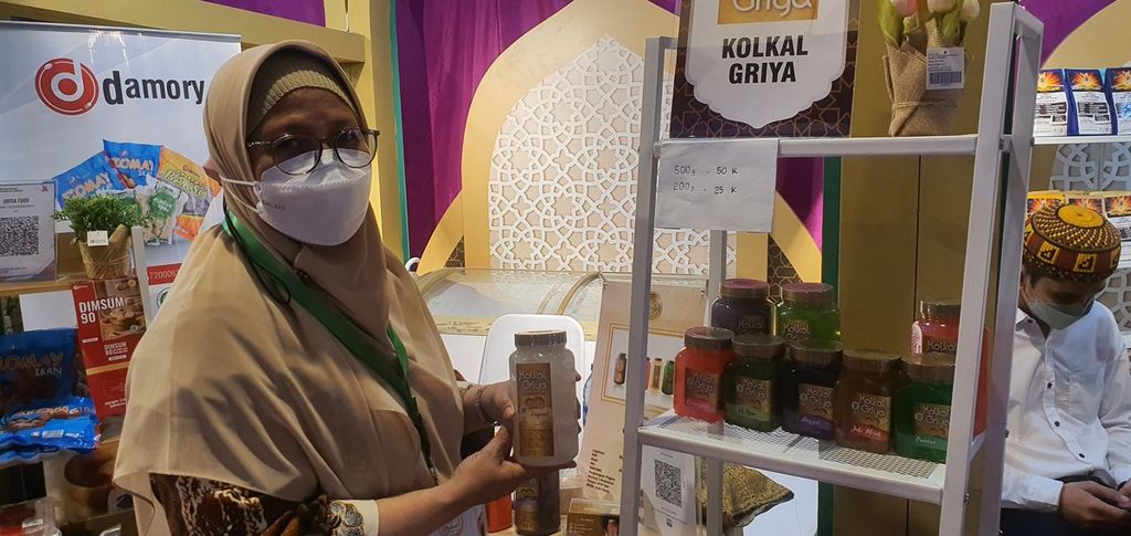Pelaku usaha memamerkan produk kolang kaling berjenama Kolkal Griya dalam Halal Fest yang diselenggarakan di Thamrin City, Jakarta, Selasa (24/5/2022).