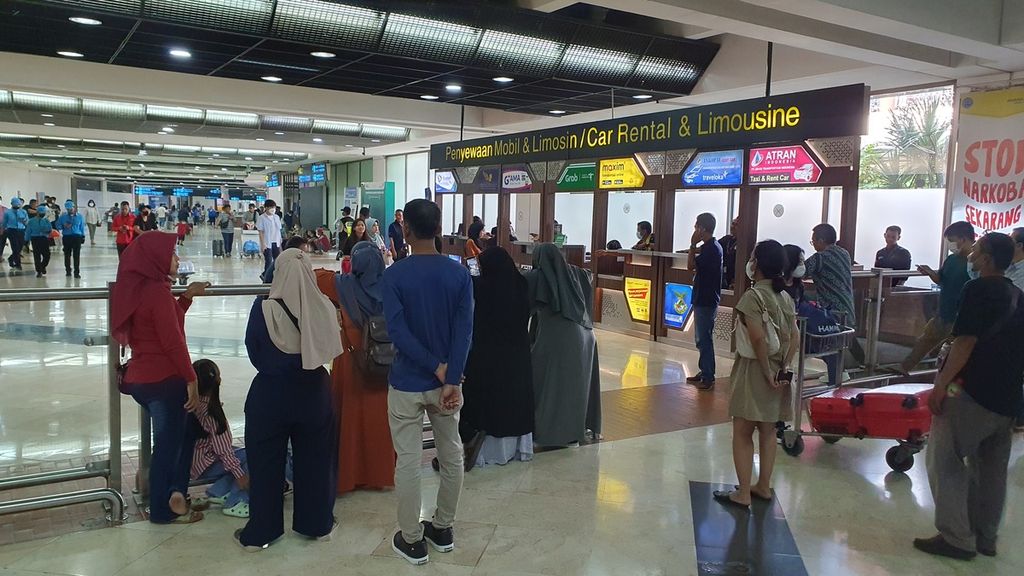 Situasi arus balik Lebaran 2023 di pintu kedatangan Terminal 2 Bandara Soekarno-Hatta, Cengkareng, Banten, Rabu (26/4/2023).