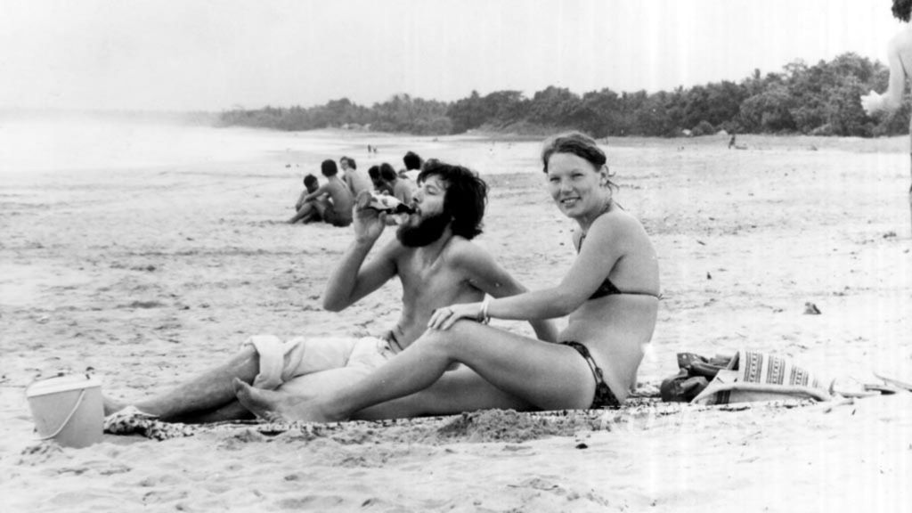 Wisatawan asing menikmati keindahan Pantai Kuta, Bali, Agustus 1975. 
