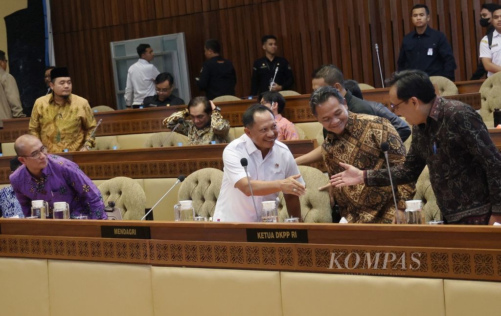 Menteri Dalam Negeri Tito Karnavian (dua dari kiri) bersama Ketua Komisi Pemilihan Umum (KPU) Hasyim Asy'ari (kiri), Ketua Dewan Kehormatan Penyelenggara Pemilu (DKPP) Heddy Lugito (dua dari kanan), bersiap mengikuti rapat dengar pendapat Komisi II DPR di Kompleks Parlemen, Senayan, Jakarta, Rabu (15/5/2024).