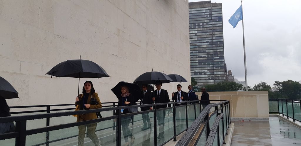 Sejumlah wartawan dari Indonesia dan negara lain berjalan mengikuti jalur masuk ke gedung Markas Besar PBB di New York, Amerika Serikat, Senin (18/9/2023).
