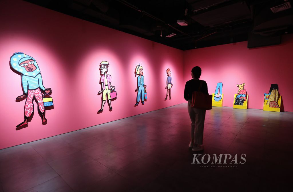Pengunjung menikmati karya seni yang disuguhkan dalam pameran seni kontemporer Artina #2 di galeri Gedung Sarinah, Thamrin, Jakarta Pusat, Jumat (3/3/2023). Karya-karya seni dalam pameran <i>Artina </i>dapat dinikmati hingga 31 Mei 2023. 