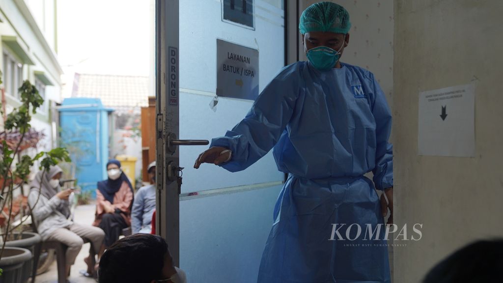 Tenaga kesehatan memanggil pasien dengan gejala batuk dan sesak yang antre memeriksakan diri di Poli Batuk dan Infeksi Saluran Pernapasan Akut di Puskesmas Kecamatan Cilincing, Jakarta Utara, Selasa (22/8/2023).