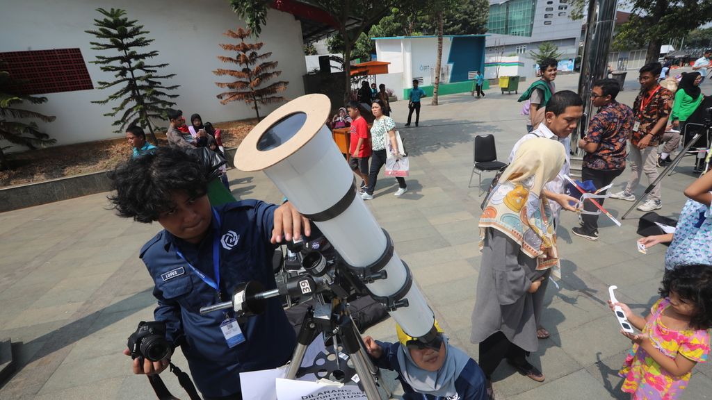 Warga mengamati fenomena gerhana matahari cincin dengan teleskop di kompleks Taman Ismail Marzuki (TIM), Jakarta Pusat, Kamis (26/12/2019). Sejumlah komunitas pemerhati astronomi menyediakan teleskop untuk pengamatan umum oleh masyarakat.