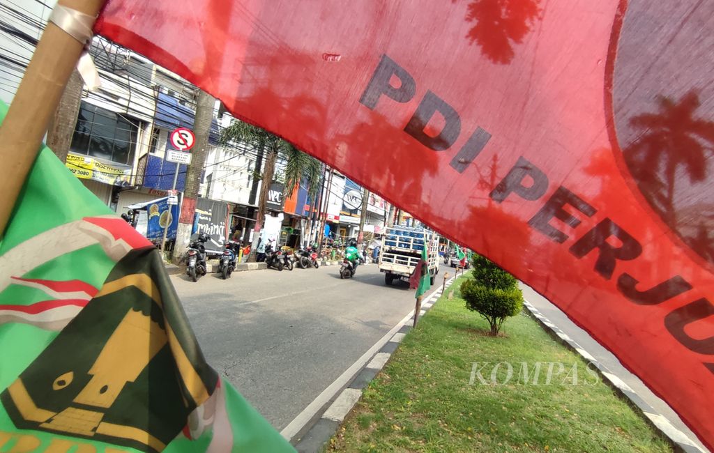 Bendera partai politik dipasang di pinggir Jalan Cinere Raya, Depok, Jawa Barat, Rabu (30/3/2022). Meskipun pemilu masih dua tahun lagi, partai politik mulai melakukan "pemanasan", salah satunya dengan memasang atribut partai di tempat umum.