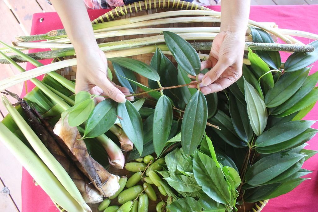 Beragam sayuran, daun, dan juga rempah untuk bumbu masakan Dayak pada acara Festival Pangan yang diselenggarakan Borneo Nature Foundation, Kamis (17/2/2022).