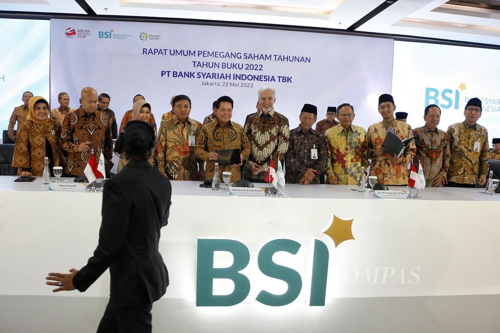 Panitia mengarahkan pengurus perseroan Bank Syariah Indonesia untuk foto bersama sebelum melaksanakan Rapat Umum Pemegang Saham Tahunan PT BSI Tbk di Jakarta, Senin (22/5/2023).