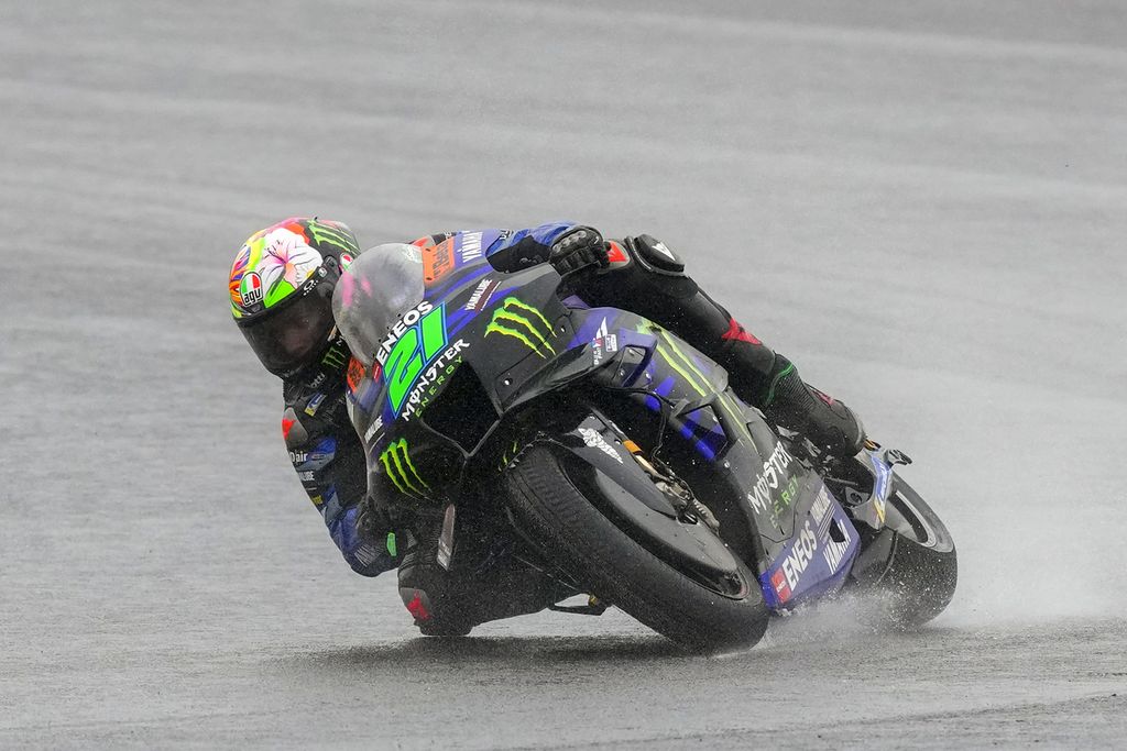 Pebalap Yamaha, Franco Morbidelli, melajukan motornya di tikungan pada Grand Prix Moto GP Argentina di Sirkuit Termas de Rio Hondo, Argentina, 2 April 2023. 