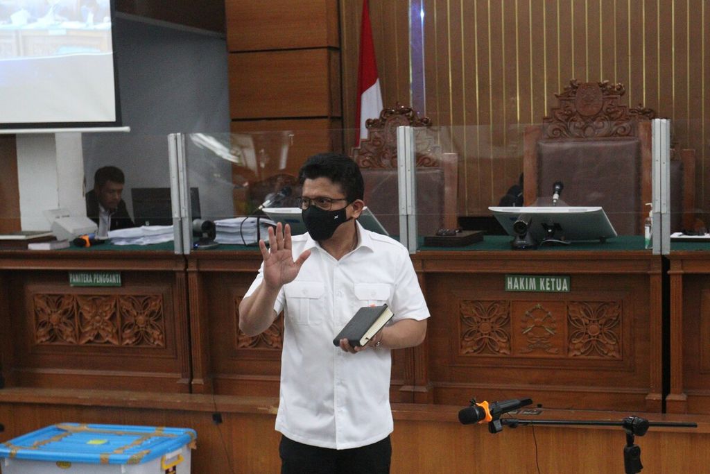 Terdakwa Ferdy Sambo melambaikan tangan setelah memasuki ruang sidang di Pengadilan Negeri Jakarta Selatan, Selasa (8/11/2022). 