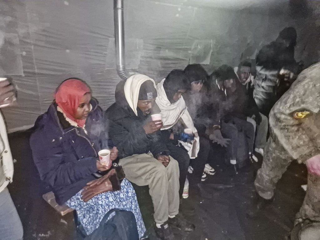 Foto yang diunggah Gubernur Murmansk Andrey Chibis melalui kanal Telegram-nya, Rabu (22/11/2023), memperlihatkan beberapa imigran tengah menikmati minuman hangat dalam sebuah tenda di dekat perbatasan Rusia-Finlandia, Salla. 