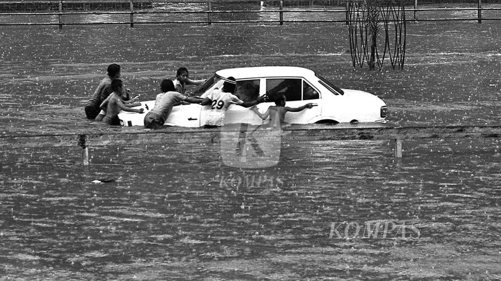 Banjir yang menggenangi Jakarta pada Rabu (19/1/1977) membuat tidak sedikit kendaraan yang terjebak sehingga mogok karena kemasukan air. Hujan deras merata dan menggelombang sampai Rabu (19/1/1977) petang, mengakibatkan sebagian besar kota metropolitan Jakarta kebanjiran. 