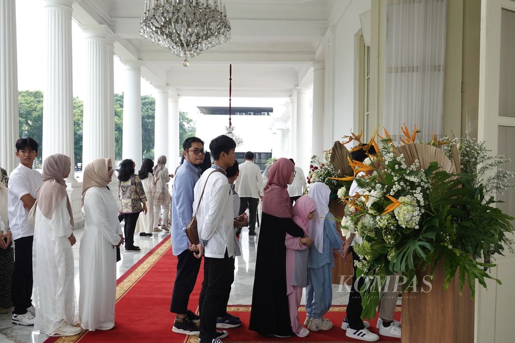 Masyarakat antusias mengikuti gelar griya (<i>open house</i>) yang digelar di Istana Negara, Jakarta, Rabu (10/4/2024). Gelar griya diselenggarakan seusai Presiden Joko Widodo dan Ibu Iriana Joko Widodo menunaikan shalat Idul Fitri 1445 Hijriah di Masjid Istiqlal, Jakarta.
