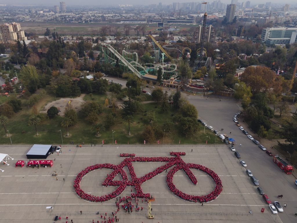 Ribuan orang berdiri bersama untuk membentuk gambar sepeda terbesar dalam upaya memecahkan Rekor Dunia Guinness di Taman OHiggins di Santiago, Chile, 27 Mei 2023. Upaya diselenggarakan pemerintah daerah untuk mempromosikan Pan American Games 2023 yang akan diadakan di ibu kota Chili dari 20 Oktober hingga 5 November.