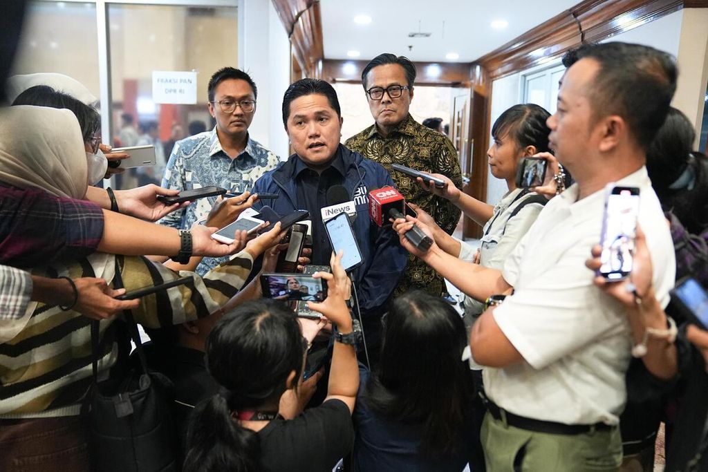 Menteri BUMN Erick Thohir menjawab wartawan saat rapat kerja dengan Komisi VI DPR di Gedung DPR, Jakarta, Senin (4/11/2024).