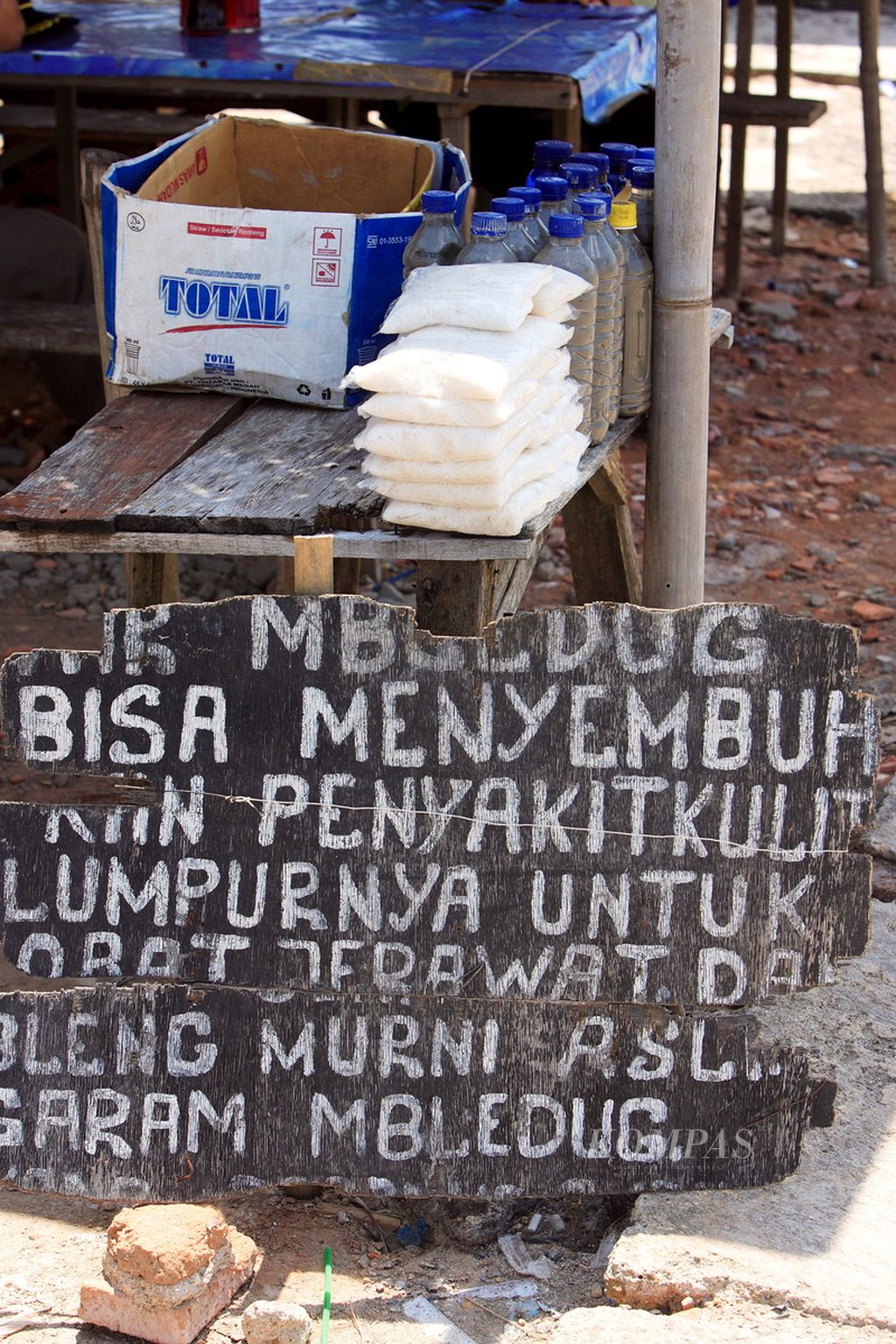  Garam dari Bledug Kuwu dijual sebagai bumbu masak dan obat.