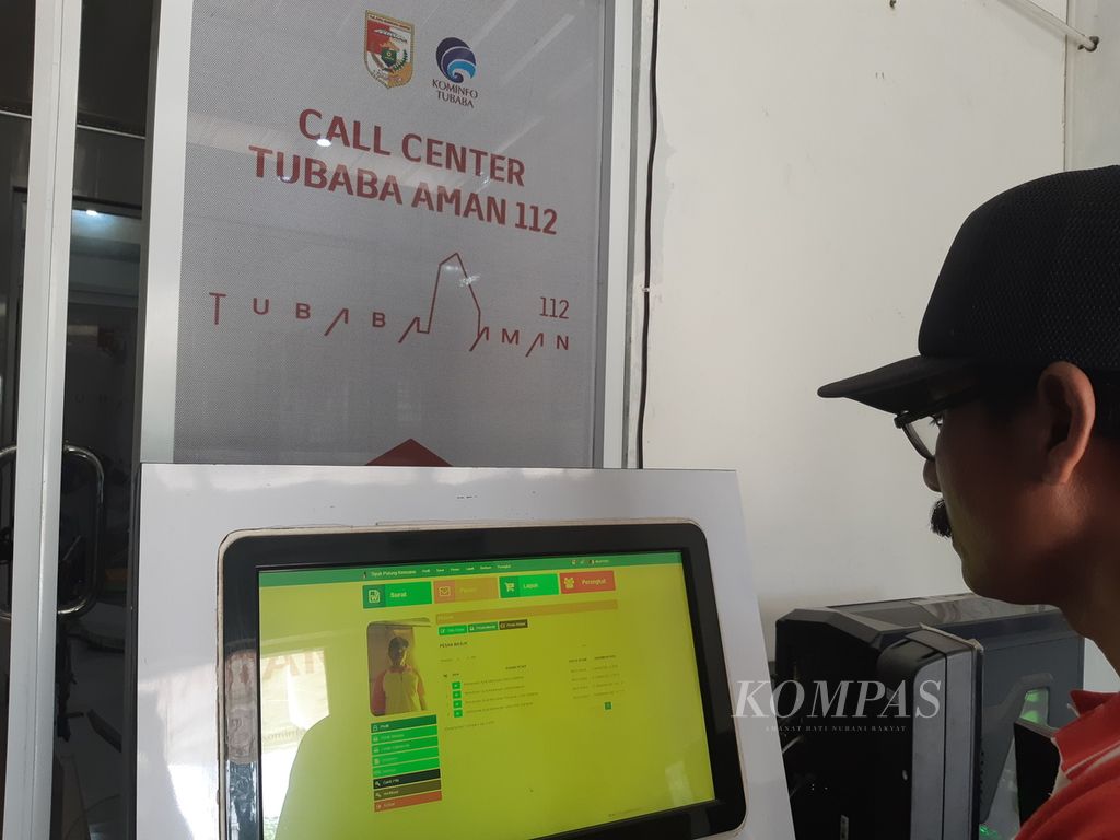 Mujiono (47), warga Tiyuh Pulung Kencana, Kecamatan Tulang Bawang Tengah, Kabupaten Tulang Bawang Barat, mencoba layanan elektronik mandiri di kantor balai tiyuh, Senin (13/3/2023). 