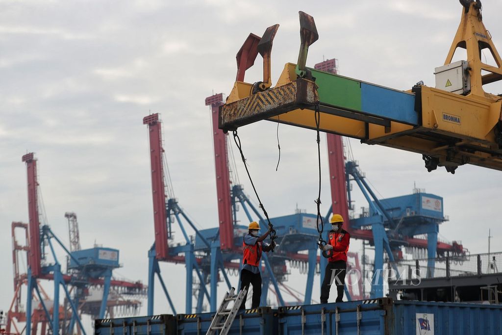 Pekerja mengaitkan kontainer dengan tali baja untuk diangkut ke atas kapal di Pelabuhan Tanjung Priok, Jakarta, Rabu (14/7/2021). Pemerintah memperkirakan ekspor di sektor-sektor non-esensial yang menjalani PPKM darurat akan terkena dampak negatif dari melonjaknya kasus Covid-19 ini.