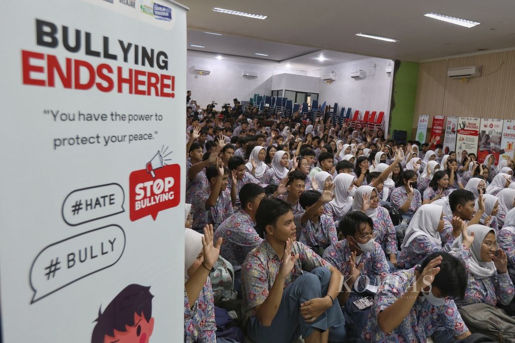 Sejumlah siswa mendengarkan pemaparan pembicara di SMA Negeri 70, Jakarta, Selasa (27/2/2024). Polres Jakarta Selatan bersama sejumlah selebritas melakukan sosialisasi anti-perundungan kepada para siswa. 