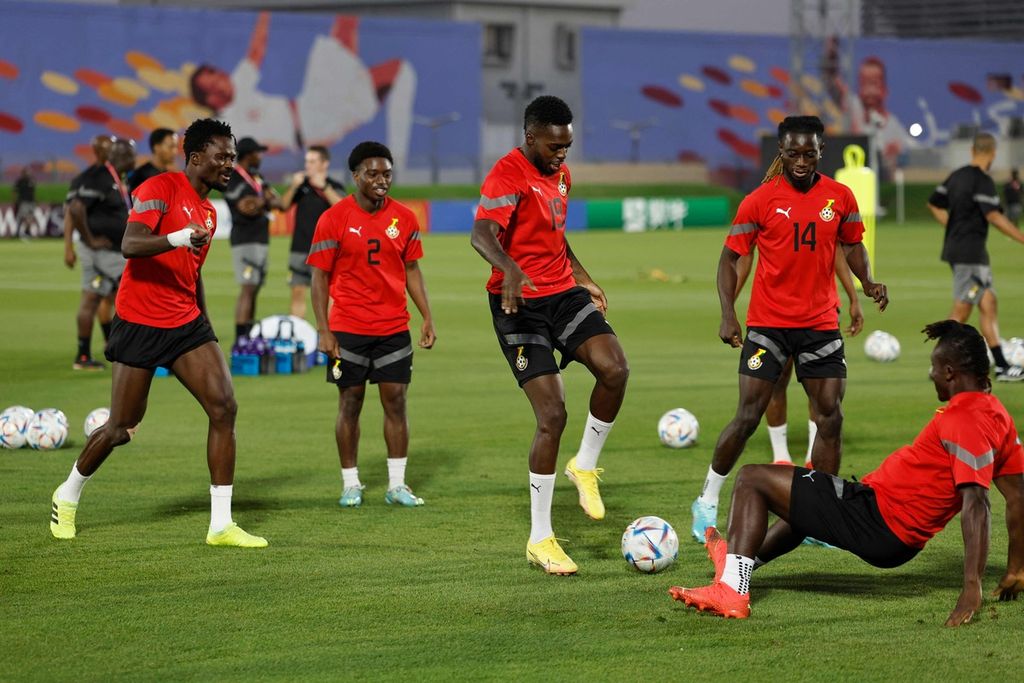 Penyerang Ghana, Inaki Williams (tengah), dan rekan setimnya berlatih di Aspire, Doha, Minggu (27/11/2022). Korea Selatan akan menghadapi Ghana dalam pertandingan Grup H Piala Dunia Qatar, Senin (28/11/2022). 