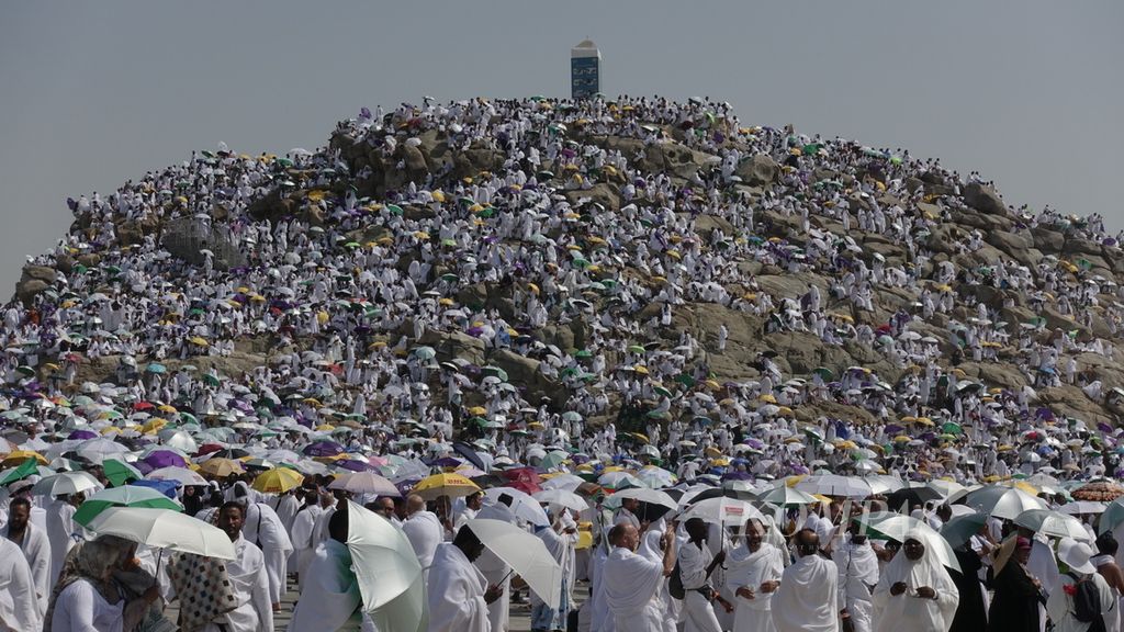 Jemaah haji berdoa saat menunaikan ibadah wukuf di Jabal Rahmah atau Padang Arafah, tenggara kota suci Mekkah, Arab Saudi, Selasa (27/6/2023).