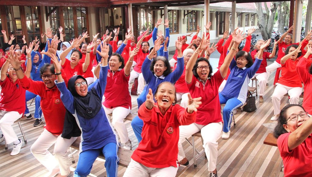 Tertawa bersama-sama dalam salah satu sesi Yoga Ketawa Indonesia untuk lansia, 18 Februari 2020, di Yogyakarta.