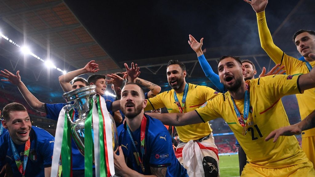 Bek Italia, Leonardo Bonucci (tengah), mengangkat trofi saat bersama rekan-rekan setimnya merayakan kemenangan seusai mengalahkan Inggris pada final Piala Eropa 2020 di Stadion Wembley, London, Inggris, Senin (12/7/2021) dini hari WIB. Italia mengalahkan Inggris lewat adu penalti dengan skor 3-2.