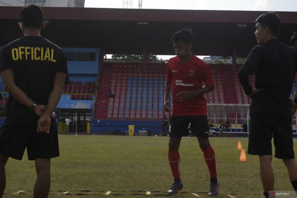 Suasana pemain Sriwijaya FC melaksanakan program latihan rutin di Stasion Bumi Sriwijaya, Palembang, Sumatera Selatan, beberapa waktu lalu. (ANTARA/M Riezko Bima Elko P)