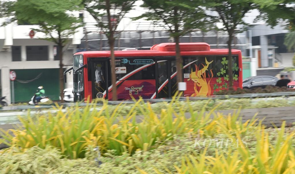 Bus listrik melaju seusai peluncuran Gerakan Nasional Kembali ke Angkutan Umum dan peluncuran Koridor 3 BTS Trans Semanggi Bus Listrik di Balai Pemuda, Kota Surabaya, Jawa Timur, Selasa (20/12/2022).  