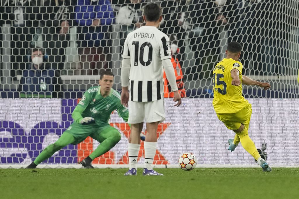 Pemain Villarreal, Arnaut Danjuma, melengkapi gol untuk timnya dengan gol ketiga dari titik penalti dalam pertandingan babak 16 besar putaran kedua Liga Champions Eropa antara Juventus dan Villarreal, Kamis (17/3/2022) dini hari WIB, di Stadion Juventus Arena. Villarreal menang 3-0. 