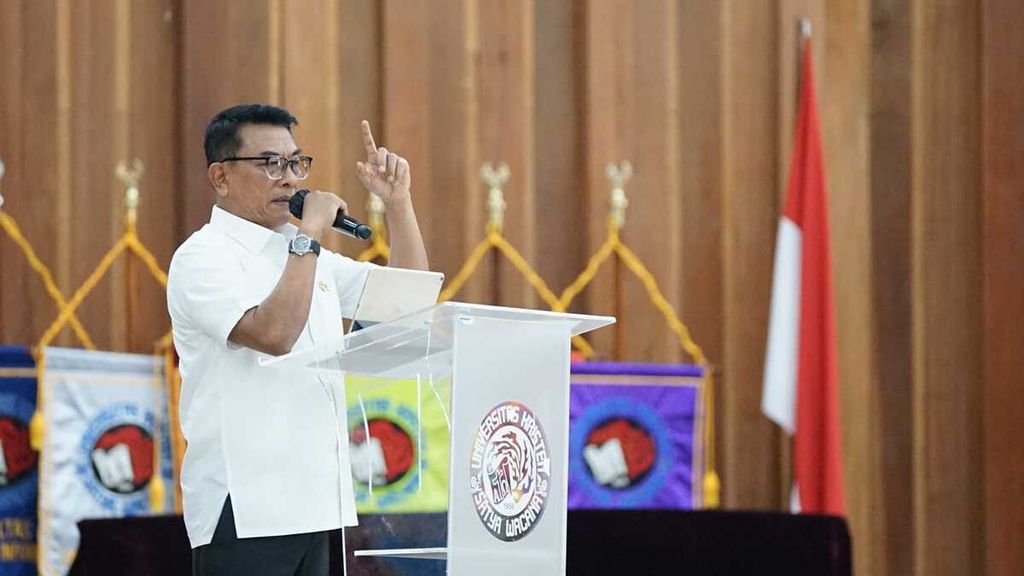  Kepala Staf Kepresidenan Moeldoko berbicara pada seminar kebangsaan di Universitas Kristen Satya Wacana, Salatiga, Jawa Tengah, Senin (18/7),