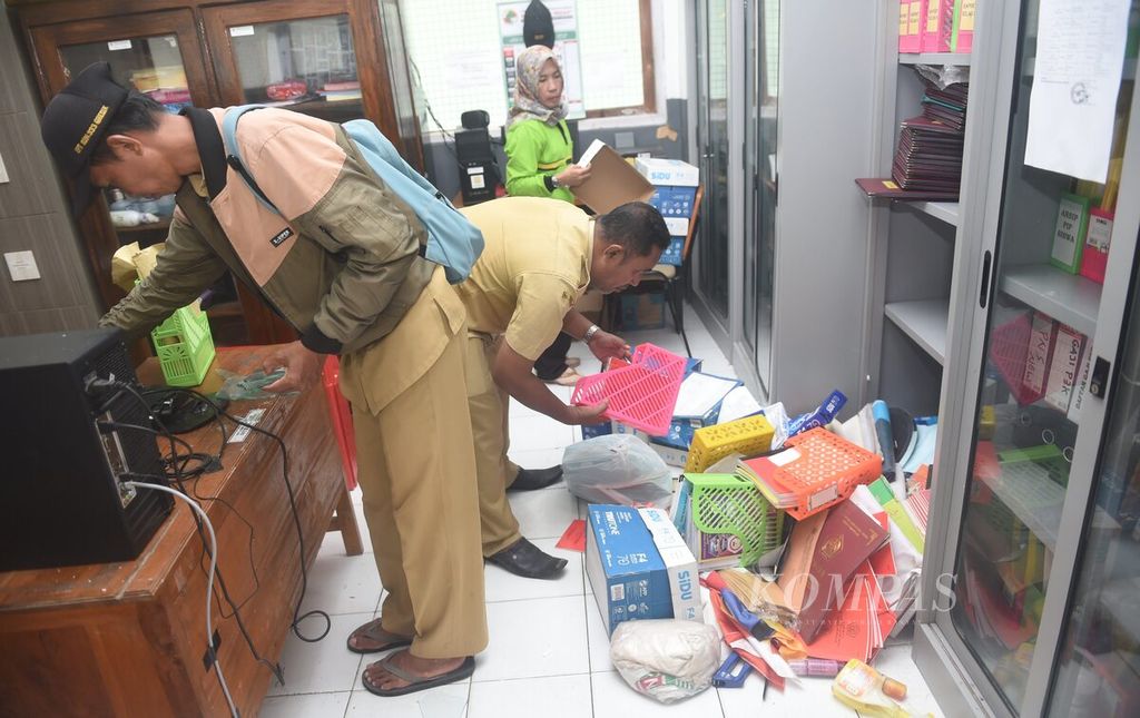 Guru merapikan ruang guru yang berantakan pascagempa di SD Negeri 333 Gresik, Kecamatan Sangkapura, Pulau Bawean, Kabupaten Gresik, Senin (25/3/2024). 