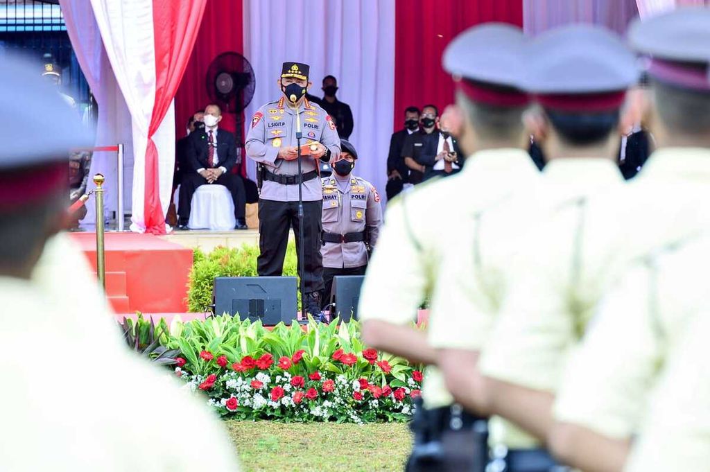 Kapolri Jenderal (Pol) Listyo Sigit Prabowo (tengah) saat memimpin upacara peringatan HUT ke-41 satpam di Lapangan Bhayangkara, Jakarta, Rabu (2/2/2022).
