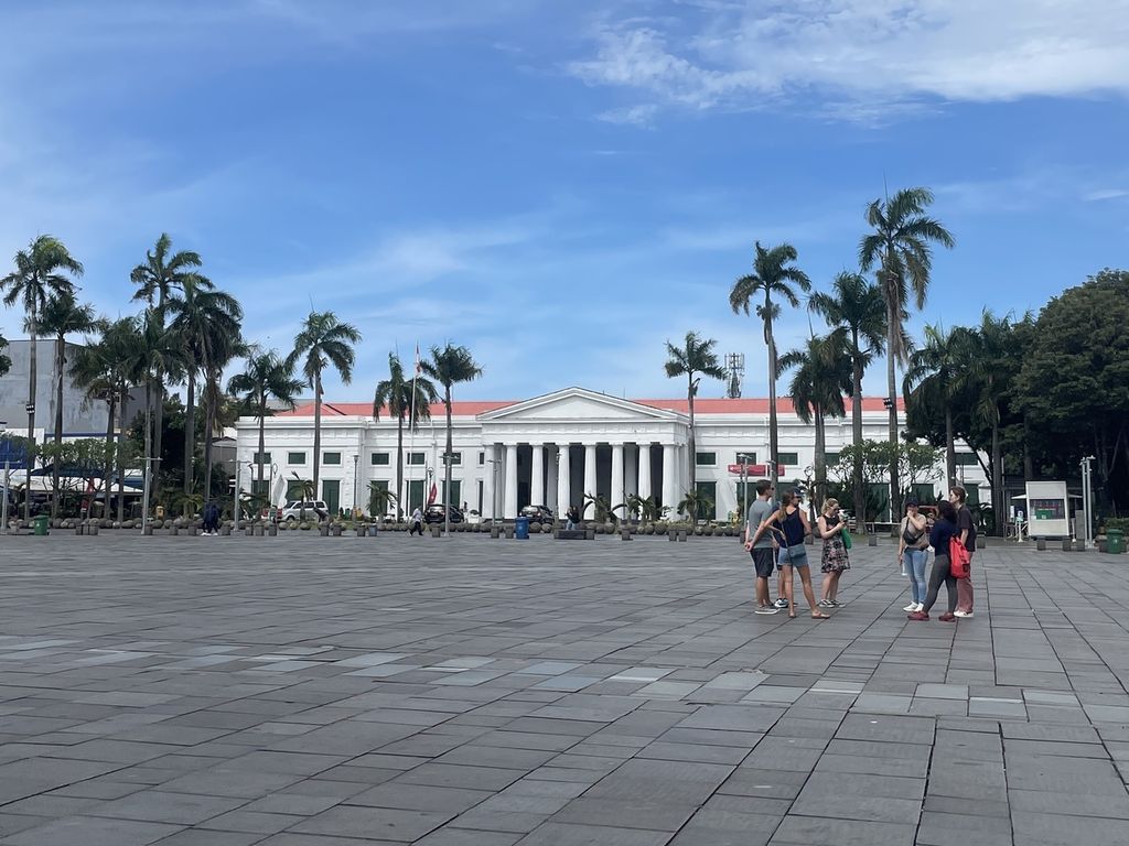 Wisatawan asing berkunjung ke Taman Fatahillah di kawasan wisata Kota Tua, Pinangsia, Taman Sari, Jakarta Barat, Rabu (29/3/2023).